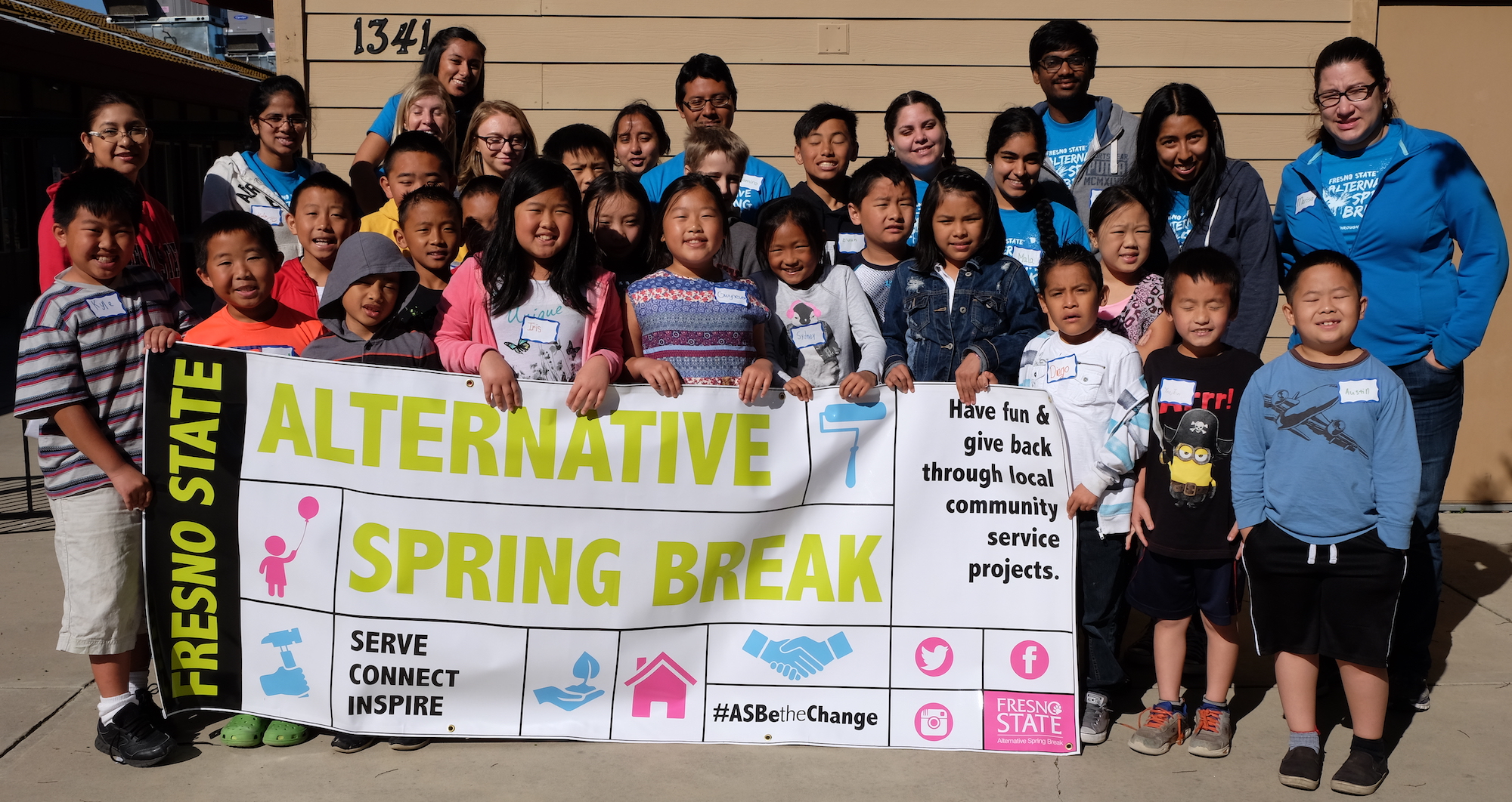 alternative spring break group photo with sign